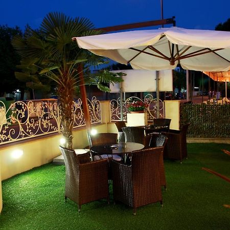 קרביה Hotel Monica מראה חיצוני תמונה