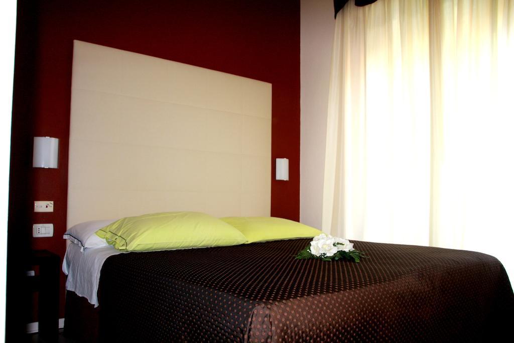 קרביה Hotel Monica חדר תמונה