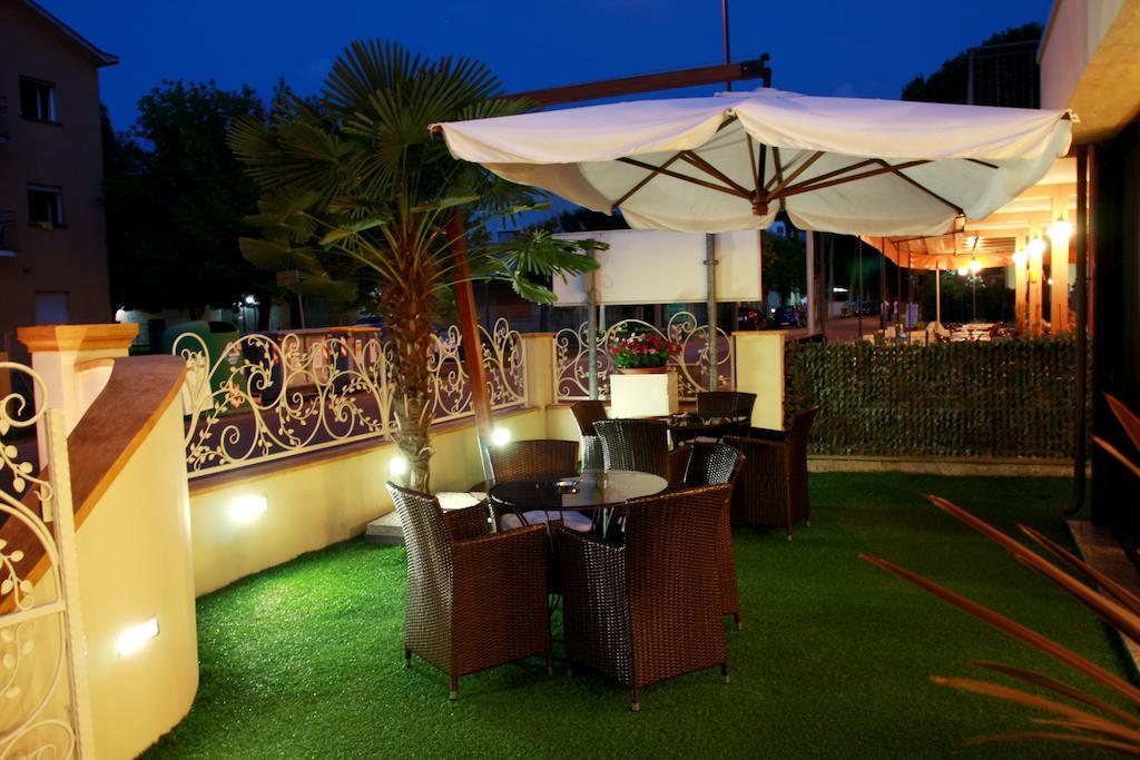 קרביה Hotel Monica מראה חיצוני תמונה