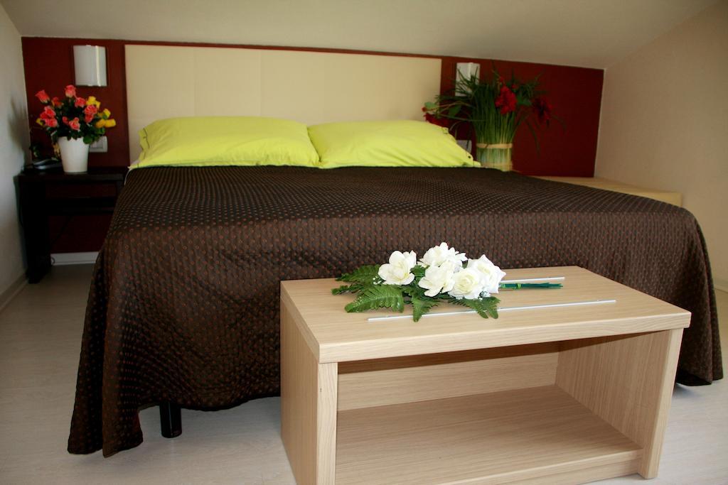 קרביה Hotel Monica חדר תמונה