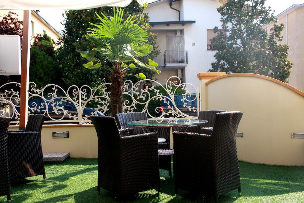 קרביה Hotel Monica מראה חיצוני תמונה
