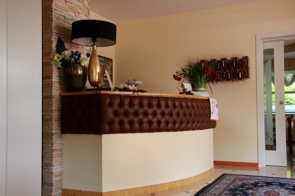 קרביה Hotel Monica מראה חיצוני תמונה