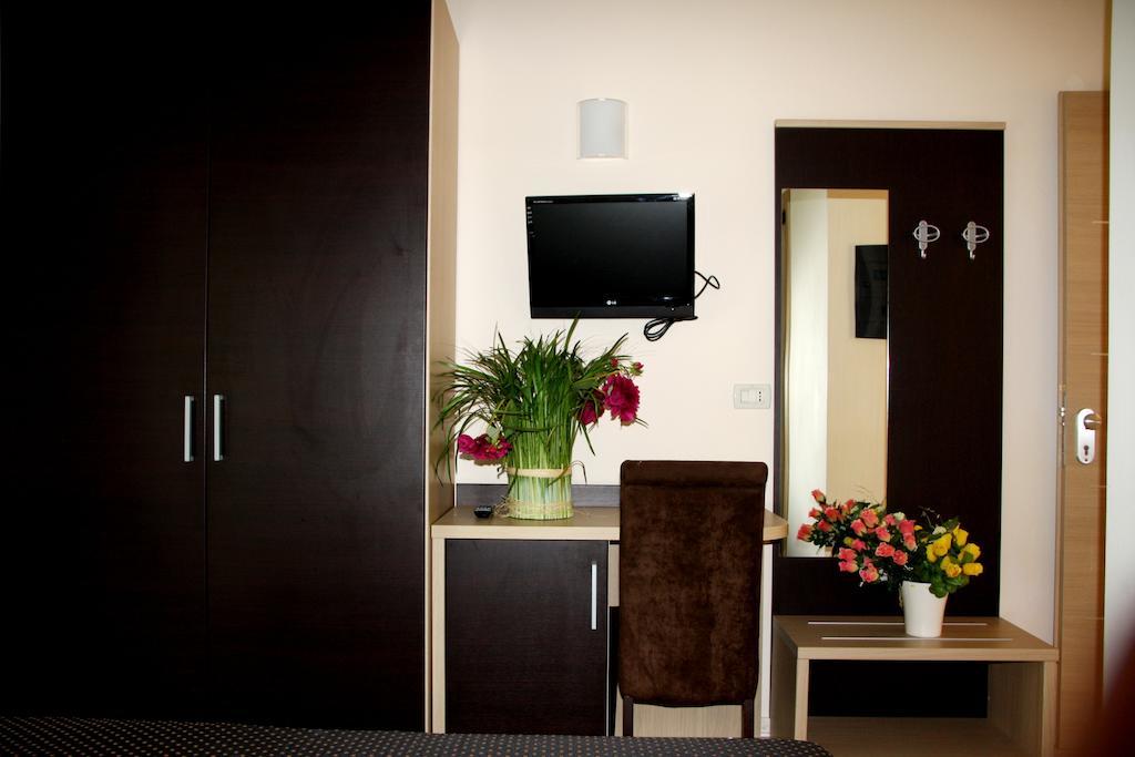 קרביה Hotel Monica חדר תמונה